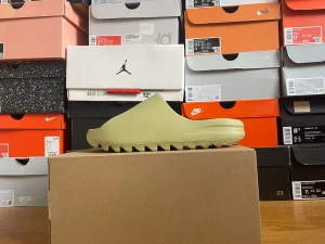 YEEZY SLIDE RESIN - Yeezy slide resin säljes🌵Storlek 44,5 men är lite små i storleken. perfekta nu till sommaren🌼helt oanvända och kvitto finns. Skicka ett meddelande för fler frågor/bilder