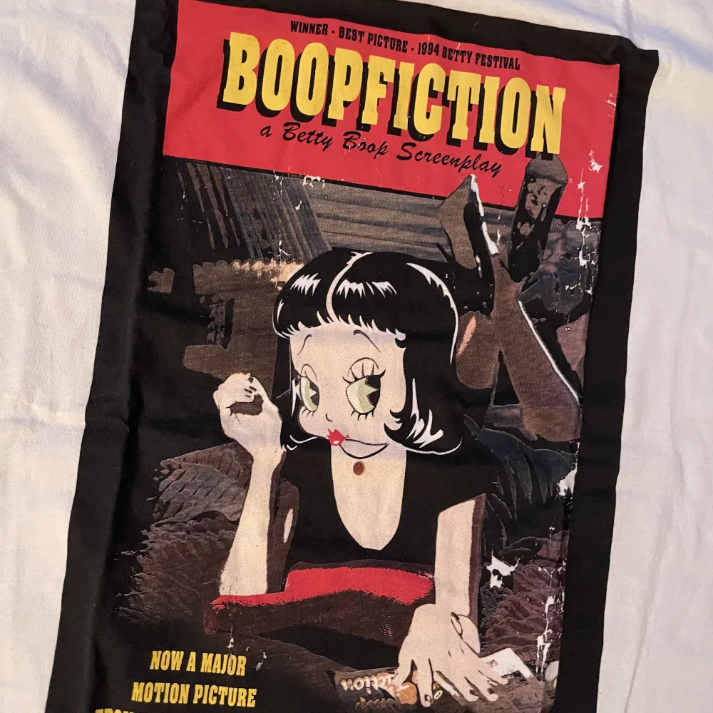 Cool T-shirt i strl L från PULL&BEAR. Coolt tryckt med Betty Boop från Pulp fiction scen. Nyskick! Använd en eller två ggr.. T-shirts.