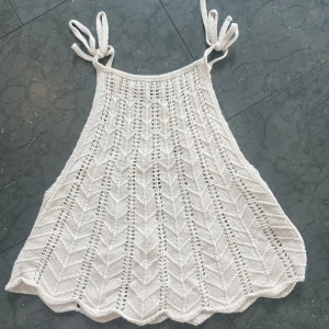 Stickad topp - Säljer min super gulliga topp från zara. Helt nyskick nästan aldrig använt.💓