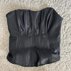 Korsett - Säljer nu denna fina korsett från Ida Carlsson x Nakd i storlek 34, använd 1 gång 