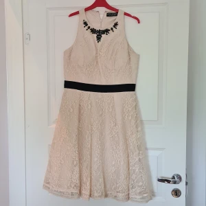 Klänning till fest - Klänning, knappt använd. Färgen är beige/vit