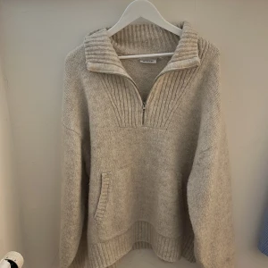 Weekday Ziptröja White - En krämvit stickad Ziptröja från weekday. Använd 1 gång. 25% Ull Nypris: 549kr -  perfekt en kylig sommarkväll/ en kall höstdag!