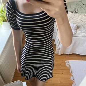 Klänning  - Säljer denna jätte fina klänningen från Zara som jag aldrig använt🙏🏽🙏🏽Skriv för frågor!!