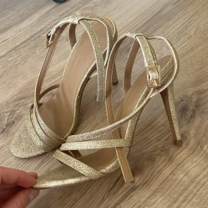 Guldiga klackskor - Jättefina klackskor. Perfekt till bal och fest. Storlek 37 men skulle säga 36 då de är lite tighta. 