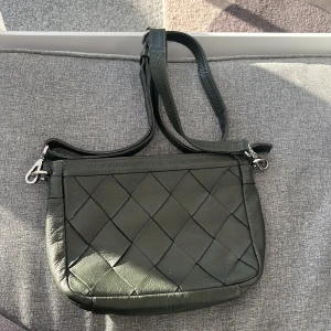 Skinnväska - Säljer min otroligt snygga flätade skinnväska . Mörkgrön i märket rizzo. Nyskick . 