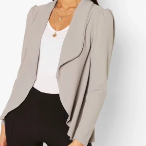 Blazer - Jag säljer en grå blazer från boohoo i nyskick🤍 originalpris 360kr