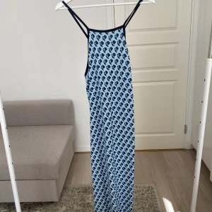 Stickad jaccuard klänning - Stickad jaccuard klänning midi längd från zara. Stretchigt material i storlek M-L. 