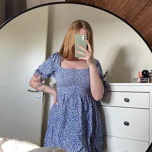 Klänning - Söt klänning  i Stl S. På ärmarna finns de snören som man knyttet till en roset. Använt några gånger men har inga skador på sig. 