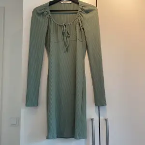 Grön ribbad klänning från NA-KD i storlek S. Passar perfekt nu när sommaren är på ingång.  Köparen står för frakten🌸