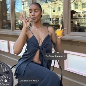 Det från Djerf avenue - Använt av mig två gånger, fint skick på båda delarna. Toppen är i storlek s och kjolen en storlek m. Kan tänka mig att sälja plaggen separat❣️  Hör av dig om du har frågor!!