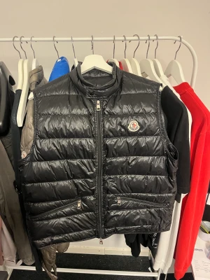 Moncler GUI  - Säljer denna Moncler GUI väst  Storlek: 2 (M) Skick: 8/10, litet hål Pris: 3300:-  Skriv för fler bilder eller frågor 😁  Finns 150+ referenser att visa upp 
