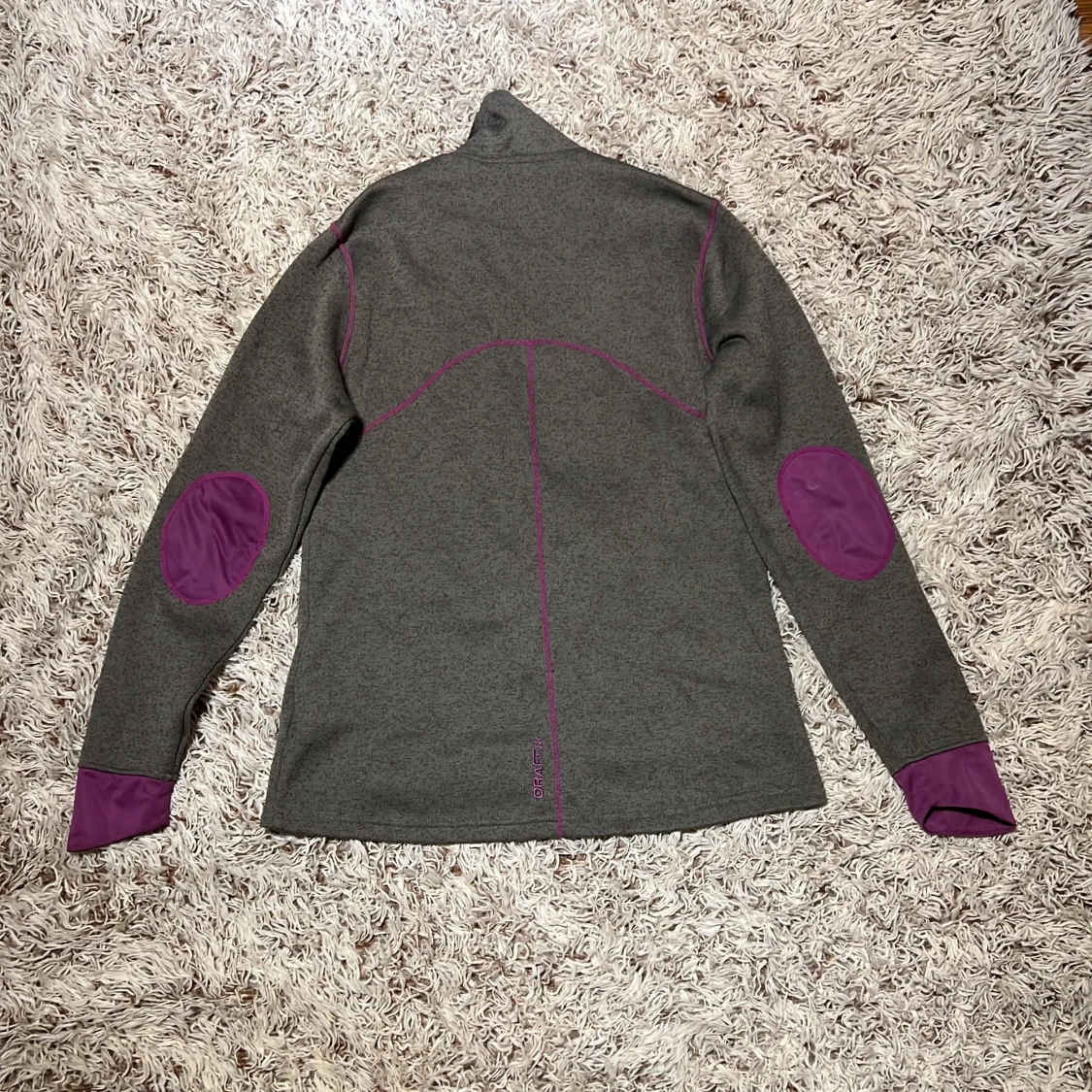 Grå tunn fleecejacka med lila detaljer från Craft - 1