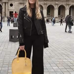 Skinnjacka - Superfin skinnjacka inköpt 2020 på Vero Moda. Använd mycket men i väldigt fint skick, inga tecken på slitningar eller liknande! Säljer pga har för många jackor. Dessvärre har midjebältet försvunnit dock.