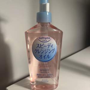 Den virala oljerengöringen Kose speedy cleansing oil som smälter smink på bara några sekunder utan att lämna huden oljig efter du sköljt ansiktet