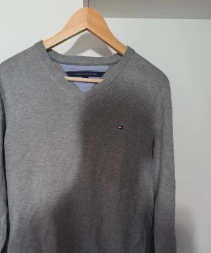 Sweater Tommy Hilfiger - Väldigt luftig och fin, men har tröttnat på den.