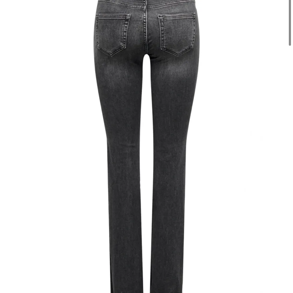 Säljer dessa snygga bootcut jeans som inte kommit till nån användning. Köpta från only för 559 kr i strlk M och är fortfarande i nyskick💕💕. Jeans & Byxor.