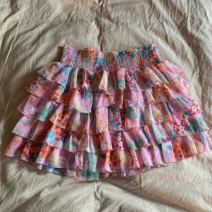 Rosa minikjol - Söt minikjol från Lindex från början, köpt här på plick. Står ingen storlek någonstans men skulle tippa på att de är en xxs/xs Köp direkt för 200kr eller buda 💘