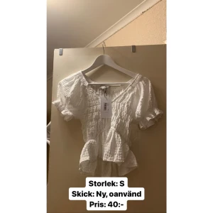 Topp smockad - KOM GÄRNA MED EGET PRISFÖRSLAG. Pm för fler bilder!