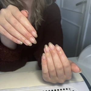 Naglar - Hej! Jag gör både gellack och gelénaglar. Pris mellan 300-450kr beroende på design. Skriv gärna till mig på instagram🥰 @nailsby_nellie