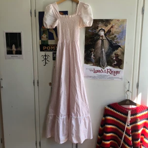 Prickig cottagecore-klänning - Lång vit klänning med små röda prickar!!🍓🍄passar nån med mindre byst då den är ganska tajt