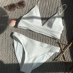 Bikini  - Säljer denna vita helt oanvända bikinin från hm då den var formligen för mig, helt oanvänd med prislappen kvar, rubbat superskönt tyg och överdelen har inlägg, hör av er vi intresse☺️