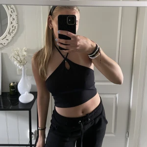 Topp - Säljer en jättefin sommartopp i storlek S från zara. Använd fåtal gånger och säljer den för att den är för liten för mig. Säljer för 50 kr+frakt💕