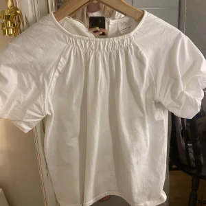Zara topp  - Säljer min jätte söta vita zara topp med lite puffärmar då den tyvärr är för liten. Säljer för 150kr + frakt❤️använd fåtal gånger och inga fula fläckar 