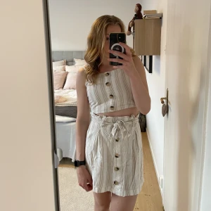 Sommarset - Supersött set till sommaren. Kjol + topp från Gina Tricot. Strl 36 i topp och 34 i kjol, motsvarar strl xs/s. Passar mig som är 165 cm lång.