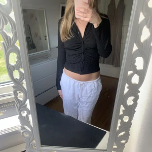 Svart tröja - Säljer denna. Nyskick. Säljer den då den inte kommit till användning. Köparen står för frakten💓