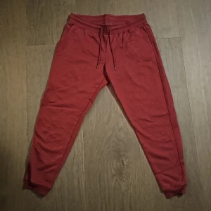 Mjukisbyxor  - Vinröda mjukisbyxor från Primark oanvända pga för stor storlek för mig✨️