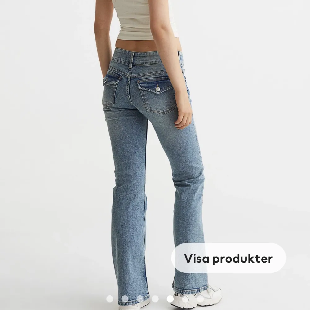 Säljer dessa lågmidjade jeansen med fickor från Hm som är helt slutsålda🙌🏼✨. Jeans & Byxor.