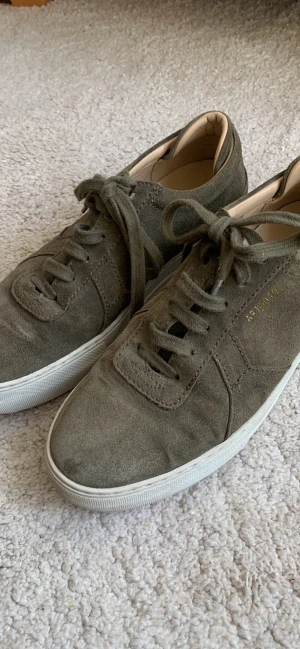 Arigato skor - Säljer mina mycket sparsamt använda arigato skor, då de är för stora för mig!! Hör av dig vid frågor🫶🏻inköpta för 1800