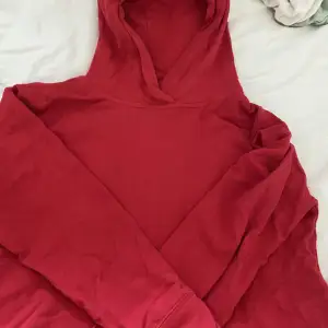 Röd hoodie från lager 157  Använd ca 3gånger 