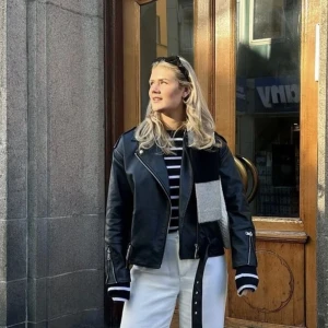 Skinnjacka  - Säljer nu min skinnjacka från Missguided då den är lite för liten, endast använd ett fåtal gånger. Skärpet i midjan är avtagbart!Storlek 40/M,  Nypris: 650kr ❣️