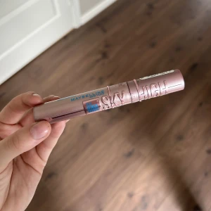 Sky high mascara - Säljer denna mascaran då jag råkade köpa fel 🫣 Den är öppnad men aldrig använd!!