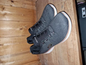 Sketchers storlek 41 HELT NYA - Helt nya och oanvända sketchers i storlek 41 dam. Svart/gråa. 