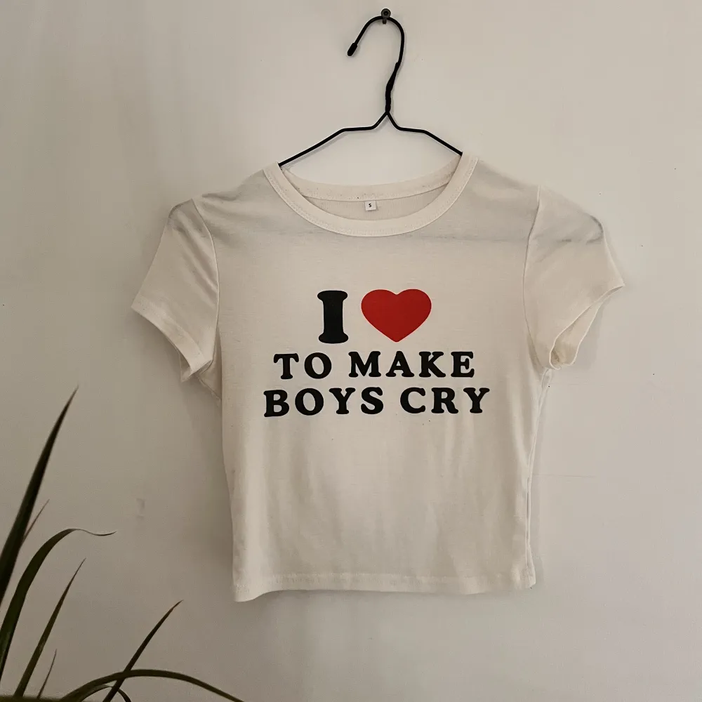 Girlboss tröja från Emmiol. Tycker att den är cool men den passa mig inte🥲 Mysig kvalite (Swisha för frakt) . T-shirts.