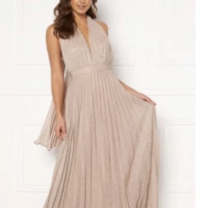 Balklänning - Säljer min balklänning från bubbelroom. Slutsåld nu. Glitter, nude/champagnefärgad. Storlek xs (passar s)z köpt för ca 1200 kr. 