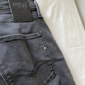 Replay Jeans - Ett par mörkgråa replay jeans i storlek 30/32  Allmänt sköna jeans Modell Anbass Skick 9/10