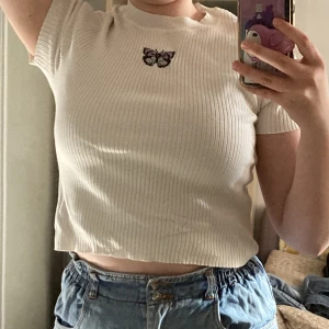 Crop top med fjäril  - Använde mycket förut men det är inte min stil längre, sitter dock fortfarande bra