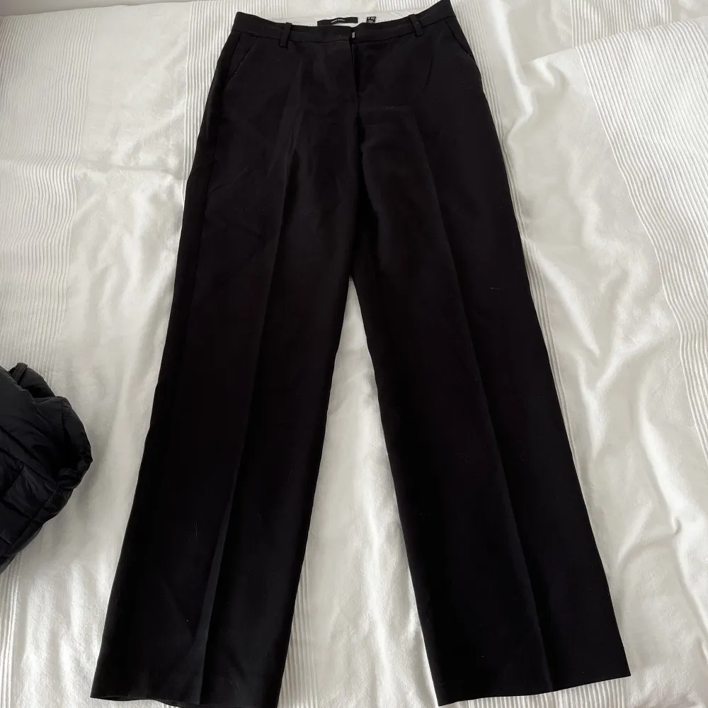 Kostymbyxor från Vero Moda i modellen VMLIVA MR STRAIGHT PANT! Använda fåtal gånger. Jeans & Byxor.