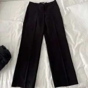 Kostymbyxor från Vero Moda i modellen VMLIVA MR STRAIGHT PANT! Använda fåtal gånger