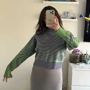 Weekday Tröja  - En fin oanvänd tröja från Weekday. Säljer då jag aldrig använder den och den är inte min stil! Den är väldigt skön mot huden och ser helt ny ut! ✨ 