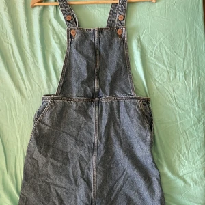 Jeans klänning  - Säljer denna söta jeansklännigen från Monki eftersom den tyvärr inte är min stil någon mera. Den har bara använts två gånger och är i super sick! 