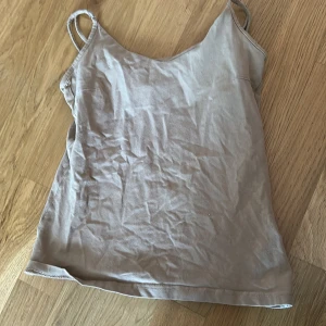 Linne  - Inte sönder, beige linne, tvättas innan utskickat, inte haft på ofta.