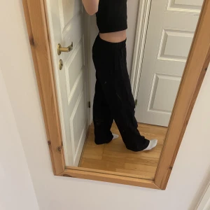 Svarta linnebyxor  - Ett par svarta linnebyxor från H&M som inte har kommit till användning. Dom är i nyskick!