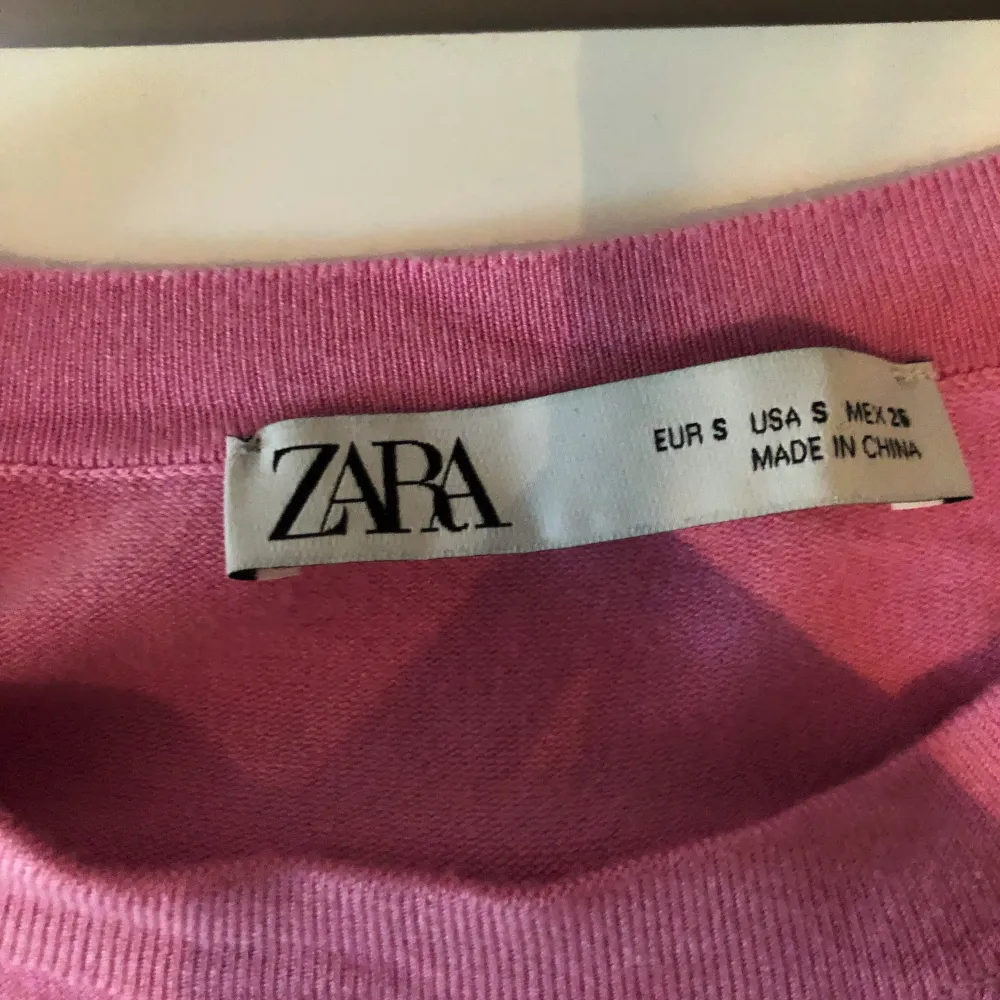 Rosa trendig tröja med guldknappar från zara. Endast använd vid ett tillfälle. Säljer den då den inte kommer till användning. . Toppar.