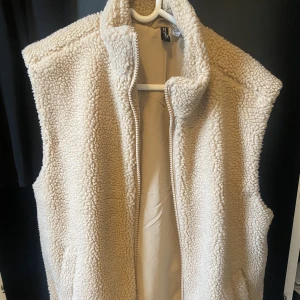 teddyväst - beige brun väst ifrån h&m, använd 1 gång, storlek s (den är för stor för mig)