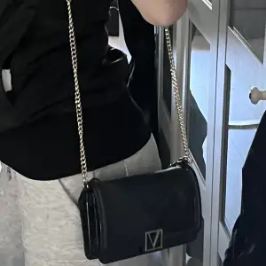 Marinblå Mini shoulder bag från Victoria secret me en guldig kedja💙 Den har inga defekter då den inte är använd, o lappen sitter kvar 💓 Köparen står för frakt o använd gärna köp nu knappen, är också öppen för pris förslag