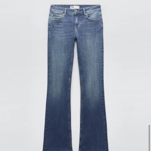 Zara bootcut jeans  - Säljer eftersom dom inte kommer till användning. Knappt använda så inga defekter! 💓